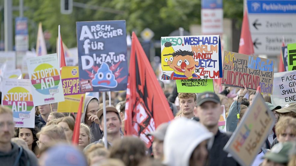 Der DGB und Initiativen haben zu einer großen Demonstration unter dem Motto „Zusammenstehen“ aufgerufen. Foto: Jacob Schröter/dpa