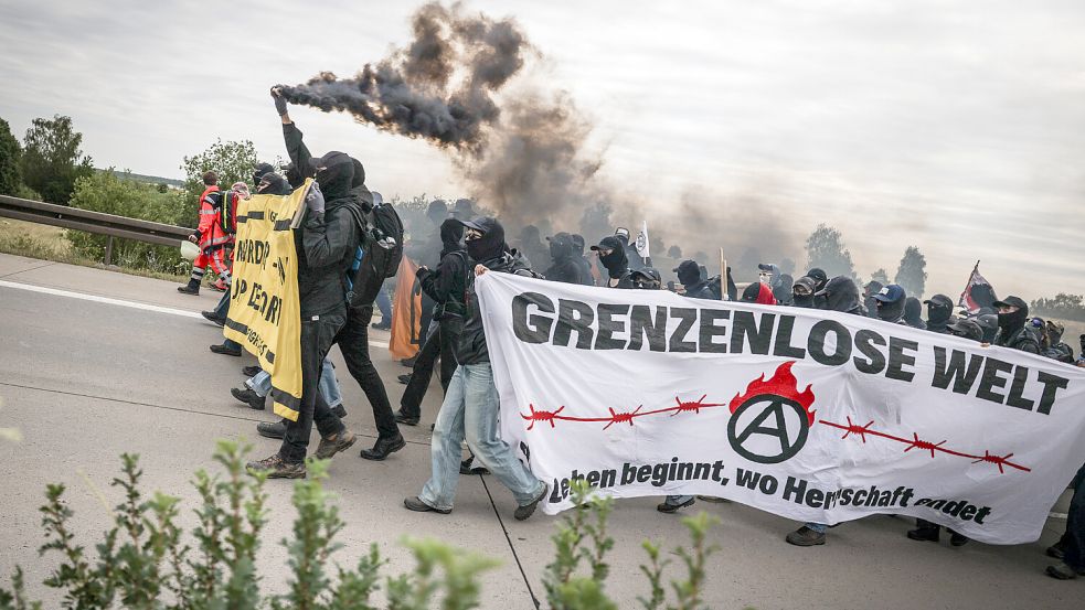 Die Autobahn haben sie besetzt, den AfD-Parteitag aber nicht verhindert: Aktivisten von „Widersetzen“ am Samstag auf der A71. Foto: Tim Lüddemann