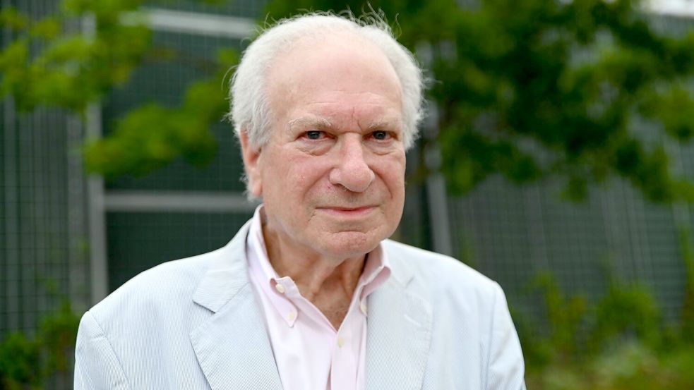 „Haltet den Namen Simson aus der Politik heraus“, forderte Dennis Baum auf dem Messegelände. Foto: Simon Kremer