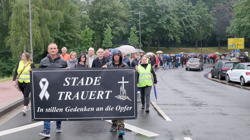 In Stade nahmen viele Menschen an einem Trauermarsch teil, um der Opfer in der Jugendhilfeeinrichtung zu gedenken. Foto: Carsten Neff/dpa