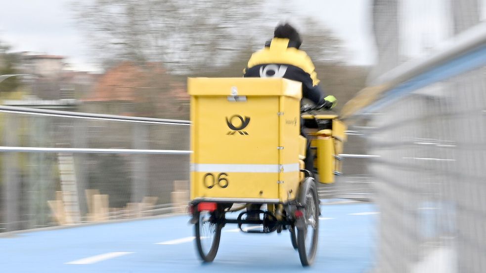 Ein Postbote bei der Arbeit: Wie lange waren seine Briefe wohl unterwegs? Foto: Bernd Weißbrod