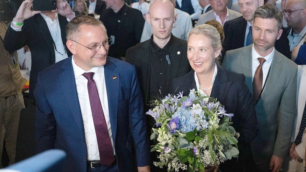 Die AfD-Chefs Tino Chrupalla und Alice Weidel wurden erneut im Amt bestätigt. Foto: Sebastian Kahnert