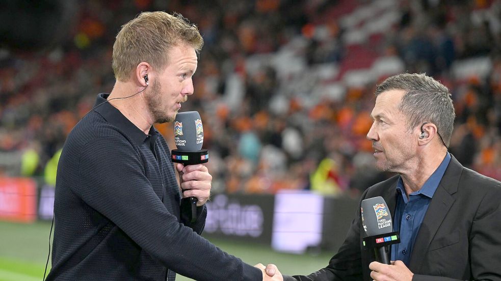Lothar Matthäus (r) schüttelt Julian Nagelsmann die Hand. (Archivbild) Foto: Federico Gambarini