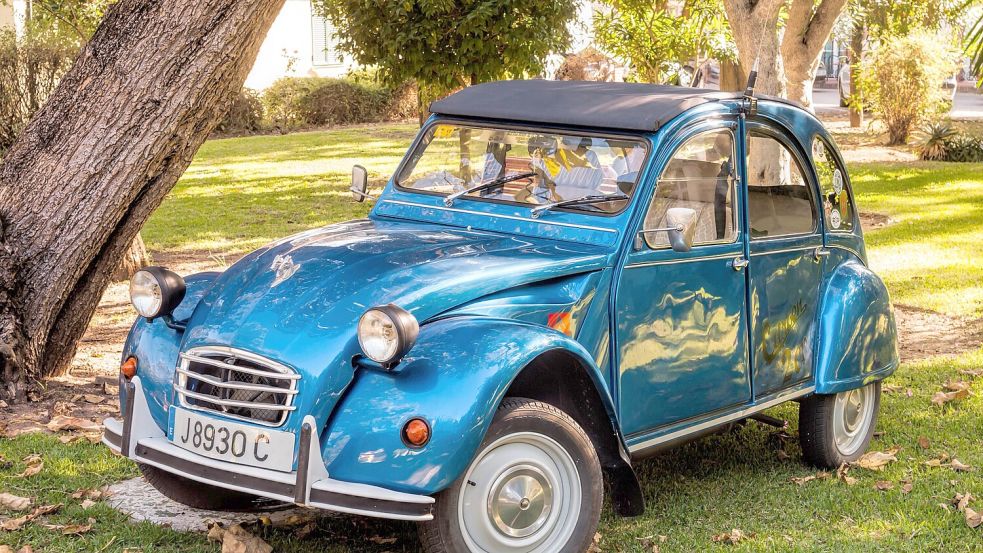 Eine der größten Legenden der Automobilgeschichte: Die „Ente“ von Citroën. Jetzt soll sie wiederkommen - als E-Auto. Foto: imago/CHROMORANGE