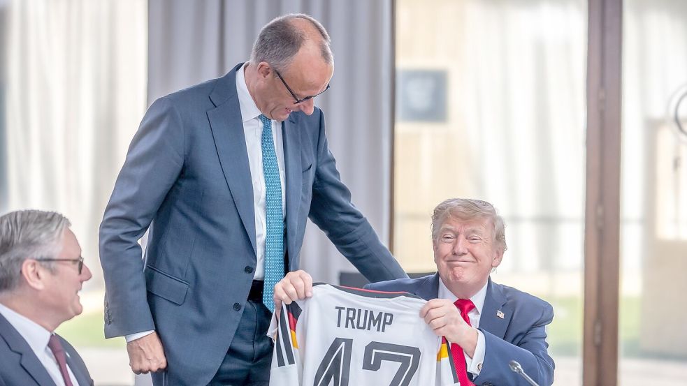 Helfen kleine Aufmerksamkeiten? Zum Geburtstag bekam Trump von Kanzler Merz ein Fußball-Trikot geschenkt. (Archivbild) Foto: Michael Kappeler/dpa-Pool/dpa