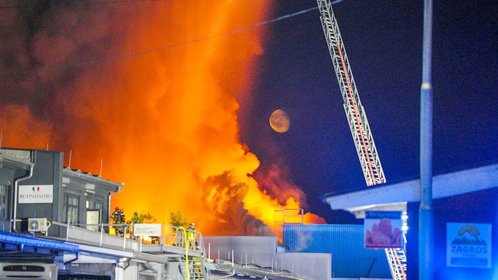 Einsatzkräfte der Feuerwehr bekämpfen einen Brand in einem Gewerbegebiet in Stuttgart. Foto: Enrique Kaczor