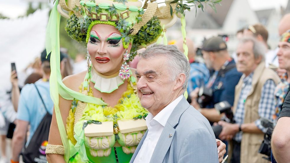 NRW-Innenminister Herbert Reul ist erstmals beim Kölner CSD mit dabei - um ein Zeichen zu setzen. Foto: Thomas Banneyer