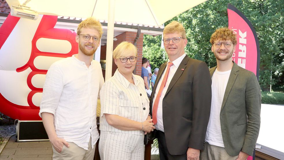 Präsident Albert Lienemann (Zweiter von rechts) ist mit dem „Handwerkszeichen in Gold“ ausgezeichnet worden. Über die Ehrung freuen sich seine Frau Tina mit den Söhnen Arne (links) und Andre. (Tochter Tiana konnte wegen einer beruflichen Fortbildung in Italien nicht dabei sein.) Foto: HWK/W. Feldmann