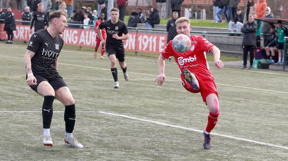 Der Auricher Torjäger der Saison 2025/26 Marvin Rothkegel (rechts) geht zukünftig für den TuS Esens auf Torejagd. Foto: Wilfried Gronewold