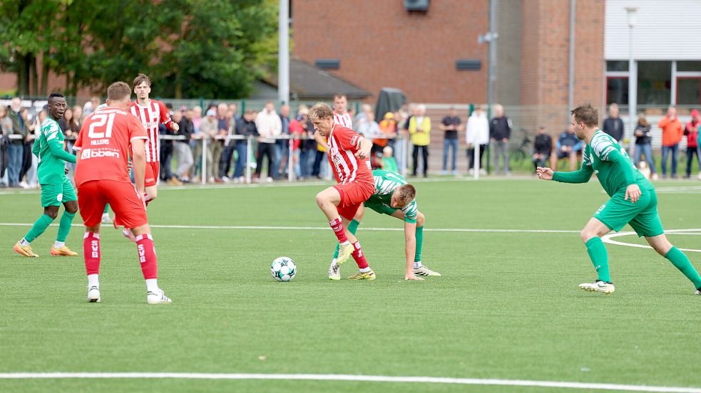 Über weite Strecken dominierten die Spieler des SV Großefehn (rote Trikots) das Achtelfinalspiel im Ostfriesland Cup bei Eintracht Ihlow. Sie ließen zahlreiche Chancen aus. Diese Schwäche sollte das Aus von Großefehn einleiten. Foto: Wilfried Gronewold