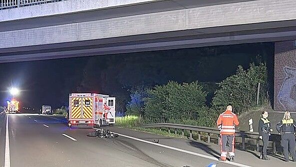 Ein Motorradfahrer ist am späten Freitagabend, 3. Juli 2026, bei einem Unfall auf der Autobahn 28 in Höhe Filsum schwer verletzt worden. Foto: Feuerwehr