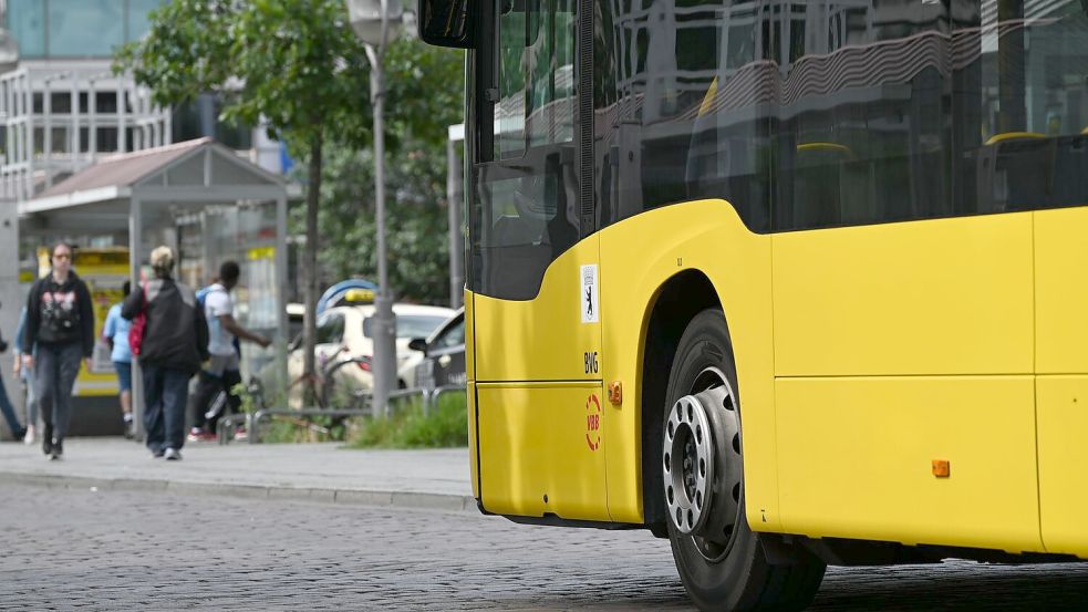 Die BVG in Berlin fährt weiter mit einem reduzierten Bus-Angebot. (Archivbild) Foto: Helena Dolderer/dpa
