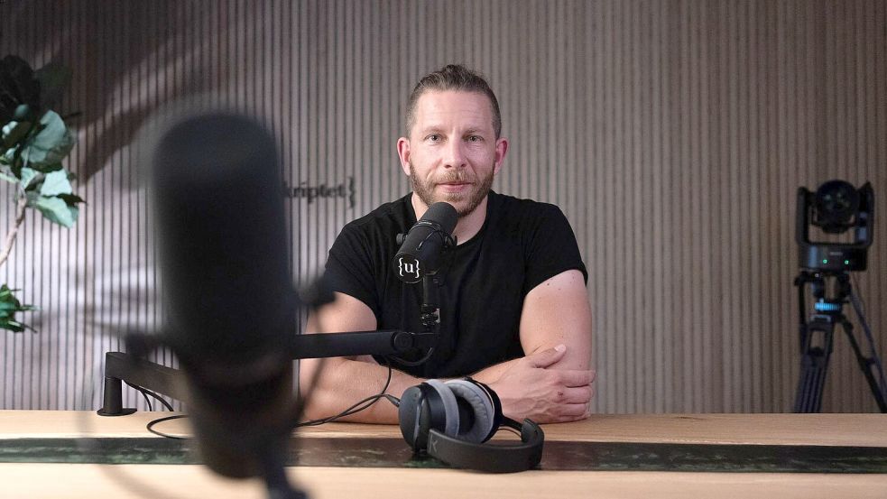 Berndt nimmt mitunter zwei Podcasts an einem Tag in seinem Studio in einem Kölner Vorort auf (Archivbild). Foto: Rolf Vennenbernd