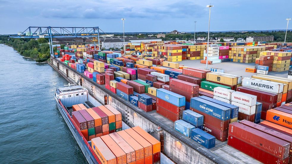 Containerumschlag im Duisburger Hafen. (Archivbild) Foto: Oliver Berg