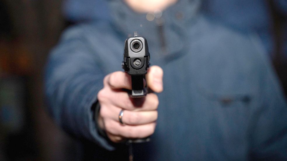 Ein bislamng unbekannter Täter hat in der Nacht zu Sonntag mit vorgehaltener Waffe ein Hotel am Bremer Hauptbahnhof überfallen. Foto: imago images / Bihlmayerfotografie