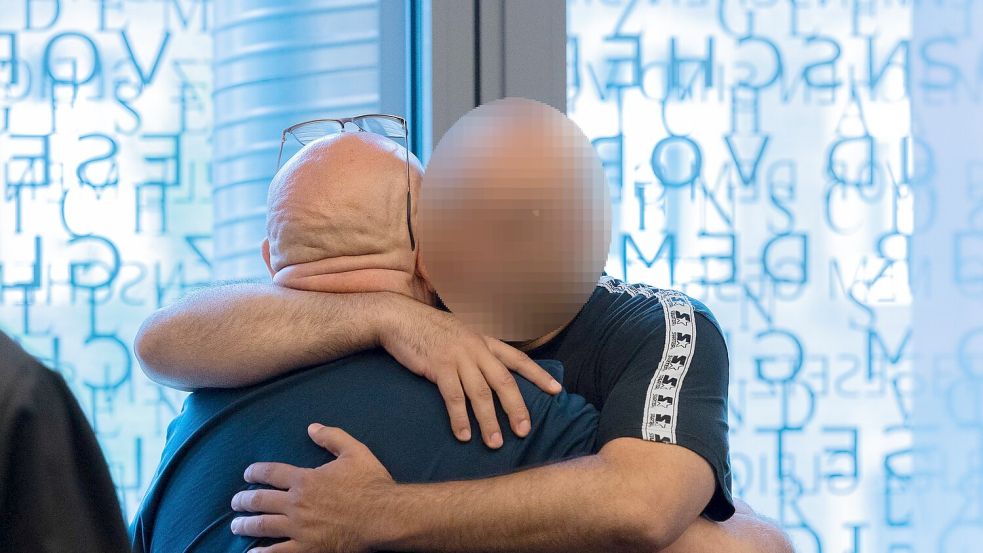 Herzliches Wiedersehen auf der Anklagebank. Foto: Rolf Vennenbernd