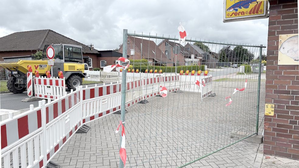 Nach der Beschädigung der Außenwand des Geschäfts sperrte Heiko Klaassen die Durchfahrt auf dem Parkplatz ab. Foto: Aiko Recke