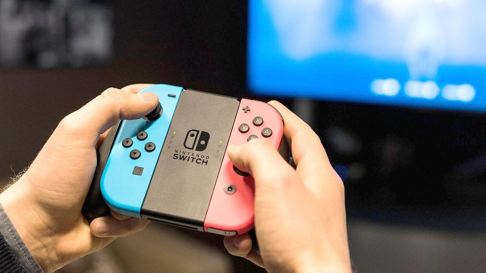 Die ursprüngliche Generation der Switch-Konsolen blieb als günstigerer Einstiegsweg in die Nintendo-Welt im Angebot. (Archivbild) Foto: Christophe Gateau/dpa