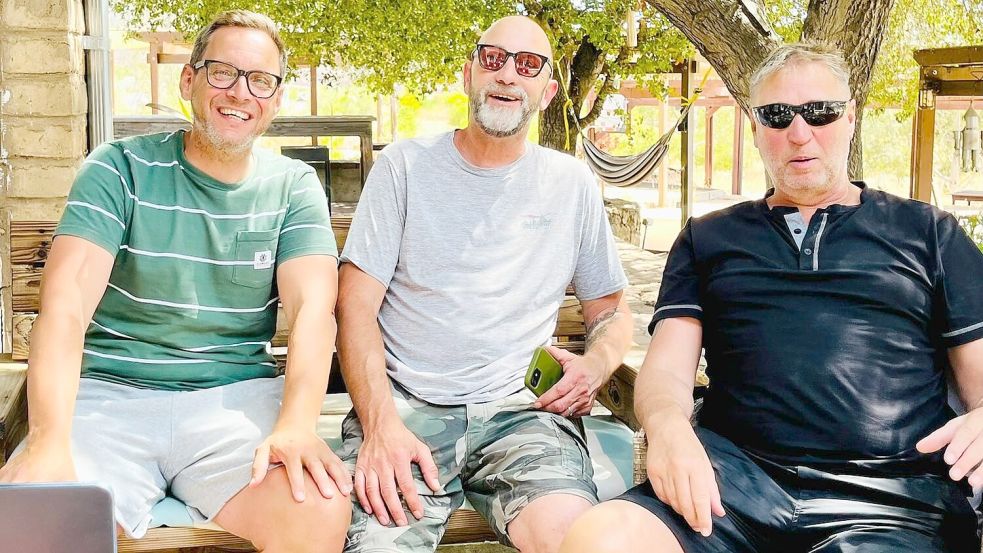 Unterwegs in Mexiko: Die Auricher Arne Lehne (links) und Udo Klaassen (rechts) besuchten ihren Freund Stefan Redinius. Es gab reichlich Gesprächsbedarf. WM-Geplaudere durfte dabei auch nicht fehlen. Foto: privat