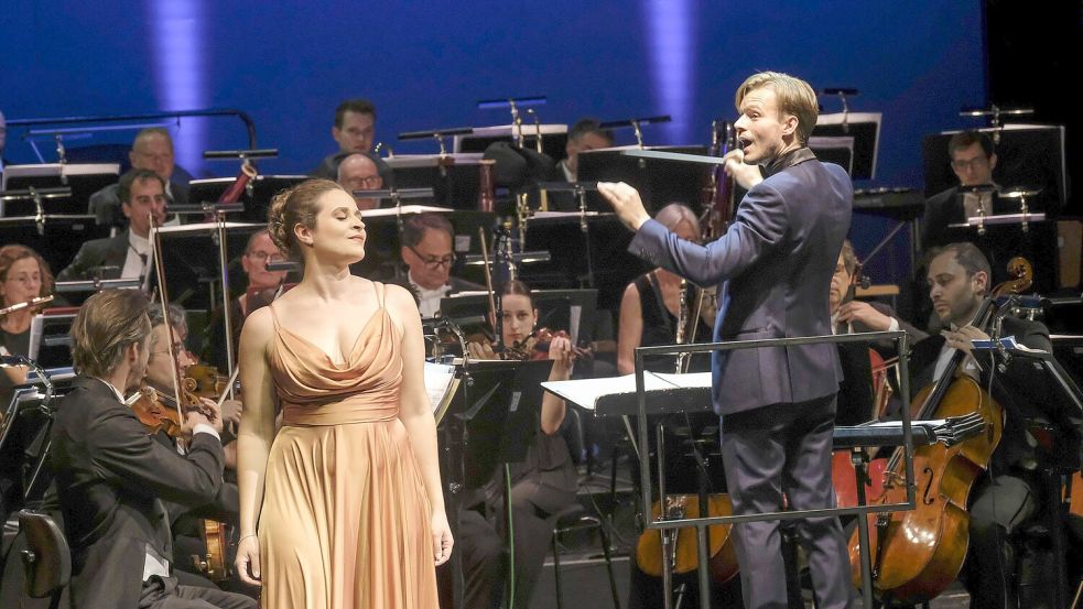 Wunderbare Mozart-Sängerin: Susanna Edelmann mit Chefdirigent Christopher Lichtenstein und dem Osnabrücker Symphonieorchester. Foto: Thomas Osterfeld
