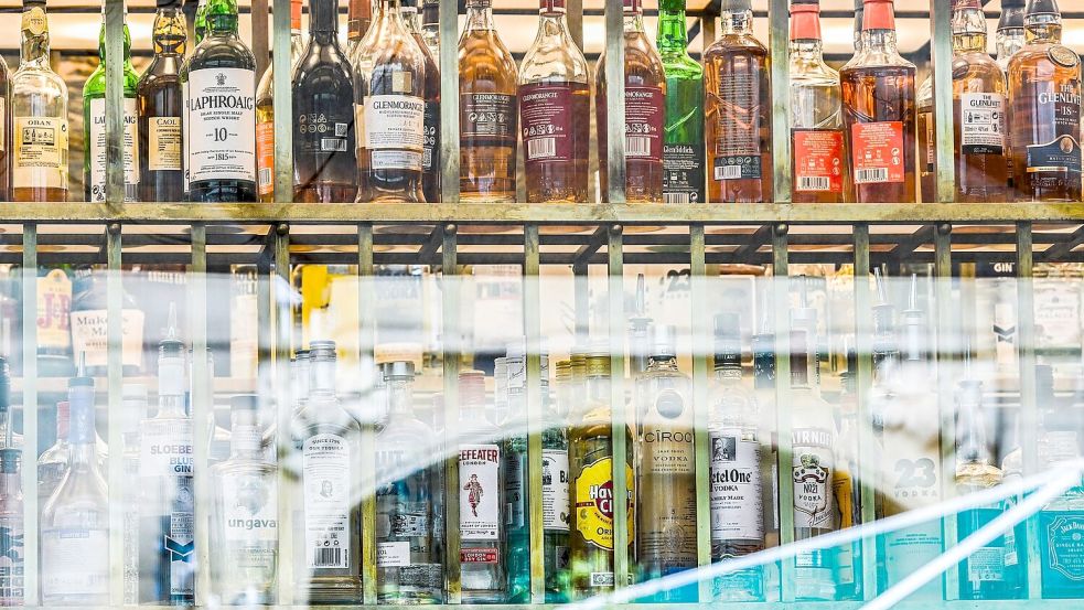 Spirituosen wie Rum, Wodka und Korn dürften Anfang 2027 spürbar teurer werden. Foto: Jens Kalaene