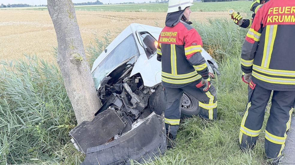 Auf der Schoonorther Straße in der Gemeinde Krummhörn hat sich am frühen Dienstagmorgen ein Verkehrsunfall ereignet. Foto: Feuerwehr