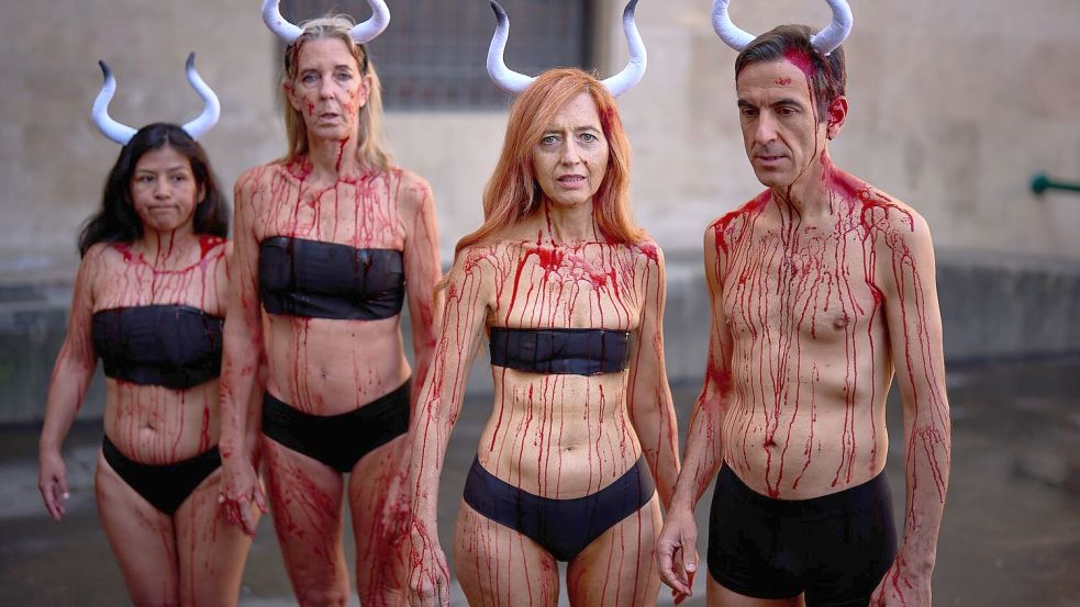 Tierschützer protestieren jedes Jahr mit spektakulären Aktionen gegen die Stierhatzen im nordspanischen Pamplona. Foto: Miguel Oses