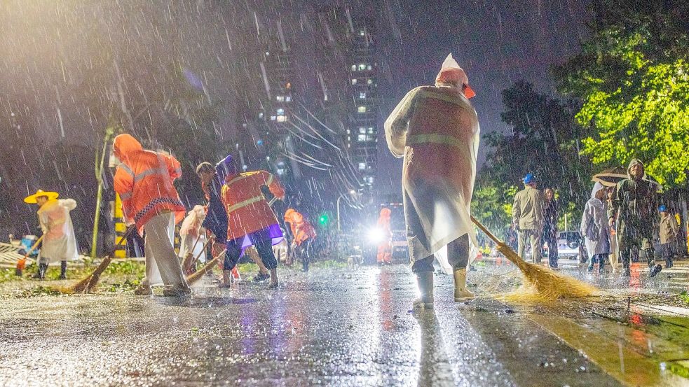 In Ezhou sind nach den Unwettern die Aufräumarbeiten angelaufen. Foto: Zhang Hongbin/XinHua/dpa