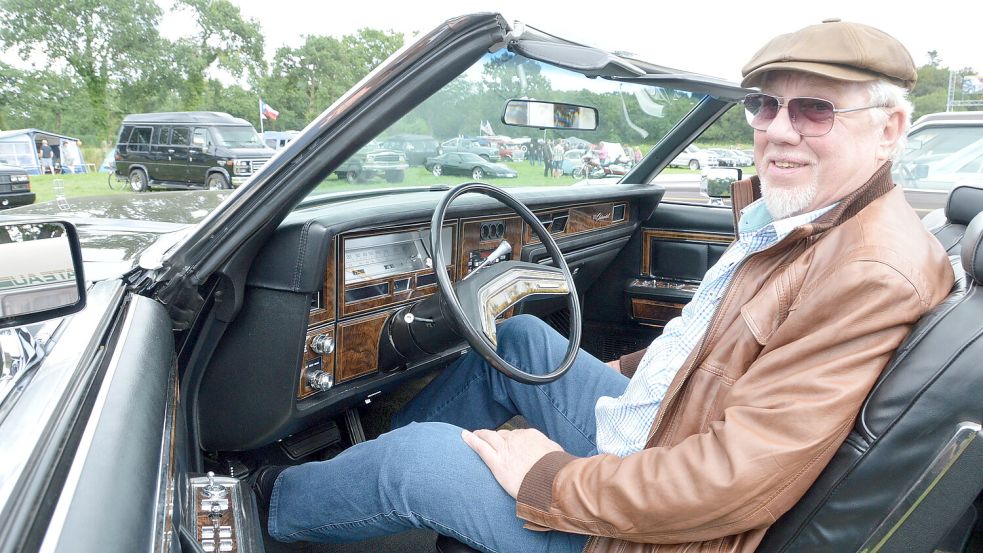Stolz sitzt Focko Ubben aus Aurich am Steuer seines Lincoln Continental Cabrio. Foto: Archiv/Dirks