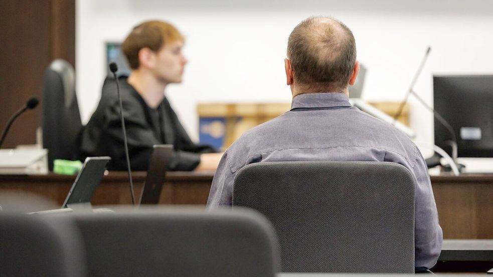 Die Generalstaatsanwaltschaft wirft dem 53-Jährigen aus Mittelfranken (Rückansicht) 95 Taten vor. Foto: Daniel Karmann