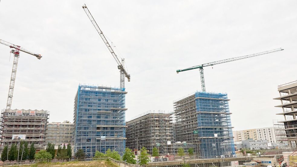 Zu viele Normen machten das Bauen in Deutschland zu kompliziert und teuer, kritisieren zwei Bauforschungsinstitute. (Archivbild) Foto: Georg Wendt