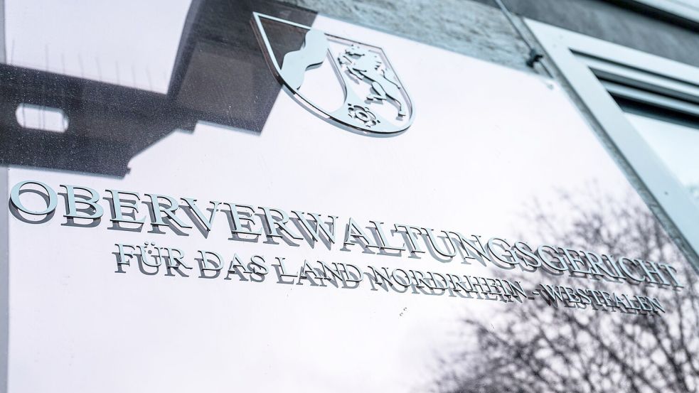 Nach einem Eilbeschluss des Oberverwaltungsgerichts Münster darf der Rapper 18 Karat abgeschoben werden. (Symbolbild) Foto: Guido Kirchner