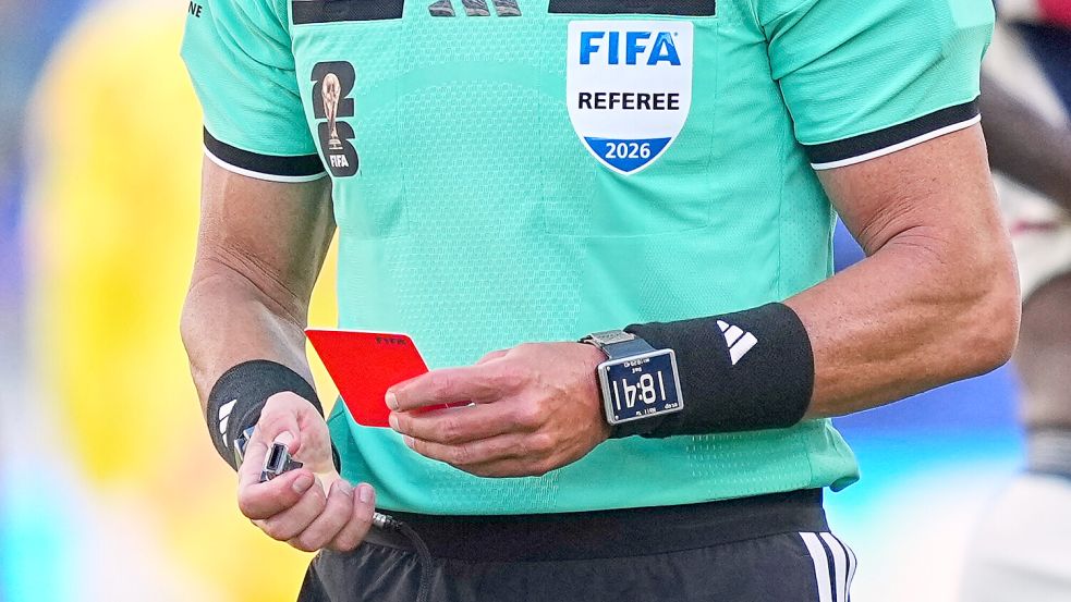 Wer eine Rote Karte kassiert, ist für das nächste Spiel gesperrt. Diese Regel gilt bei der WM nicht mehr. Foto: DPA