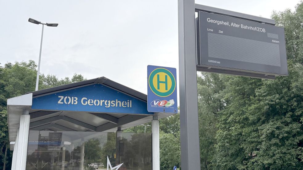 Schick sind sie, aber angezeigt wird seit Monaten noch nichts: Die Digitaltafeln am Busbahnhof in Georgsheil. Foto: Aiko Recke