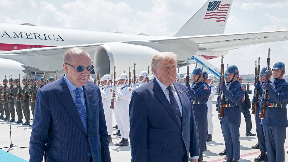 Der türkische Präsident Recep Tayyip Erdogan empfing seinen US-Kollegen Donald Trump direkt am Flugzeug. Foto: Alex Brandon