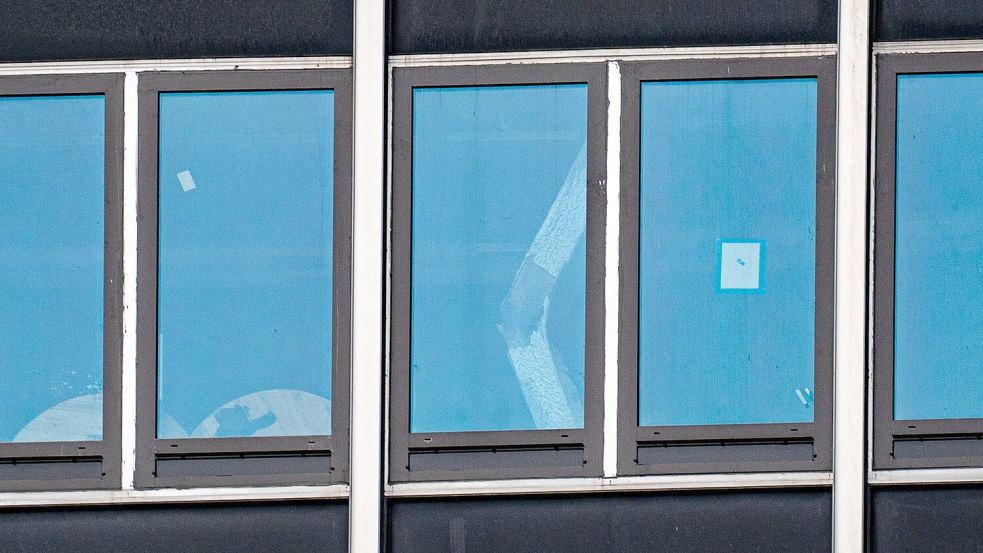 Ein eingeknickter Stützpfeiler ist durch ein Fenster zu sehen. Foto: Angelina Katsanis