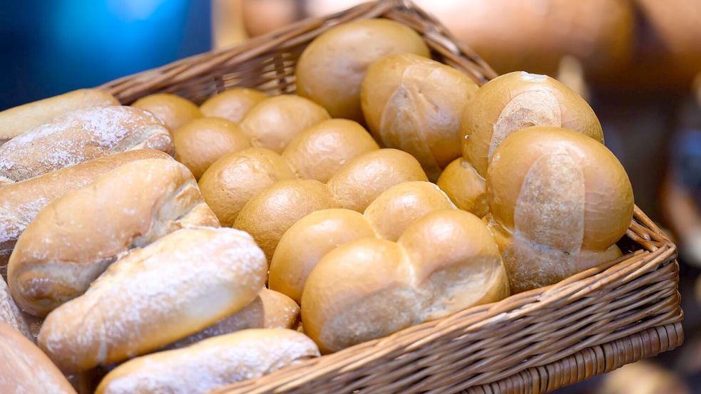 Verbraucher kaufen Brot und Brötchen heute vielfach nicht mehr beim klassischen Bäcker, sondern im Supermarkt. (Archivbild) Foto: Robert Michael