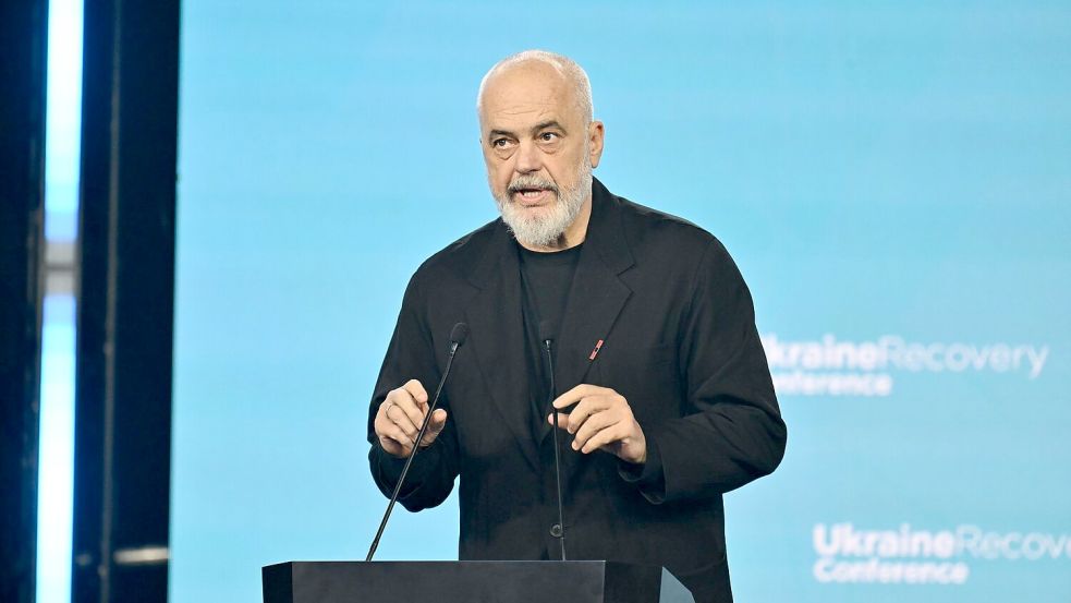 Die Demonstranten verlangen den Rücktritt von Regierungschef Edi Rama, der das Projekt in der Narta-Laguna bedingungslos zu unterstützen scheint. (Archivbild) Foto: Marcin Gadomski