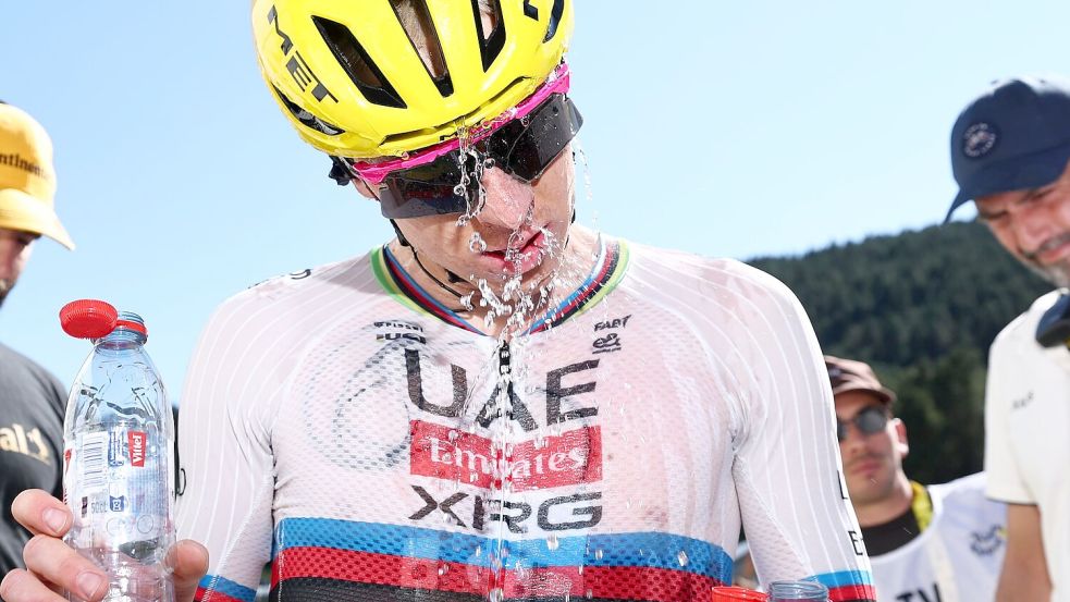 Auch Tour-Dominator Tadej Pogacar braucht viel Abkühlung in diesen Tagen. Foto: Anne-Christine Poujoulat