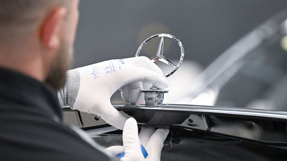 Mercedes-Benz hat im zweiten Quartal weniger Fahrzeuge verkauft. (Archivbild) Foto: Bernd Weißbrod