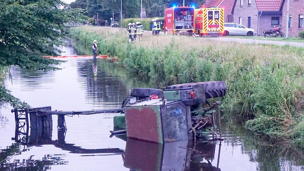 Der Traktor war in Spetzerfehn in den Kanal geraten. Foto: Malte Wiese, Pressesprecher Feuerwehr Großefehn