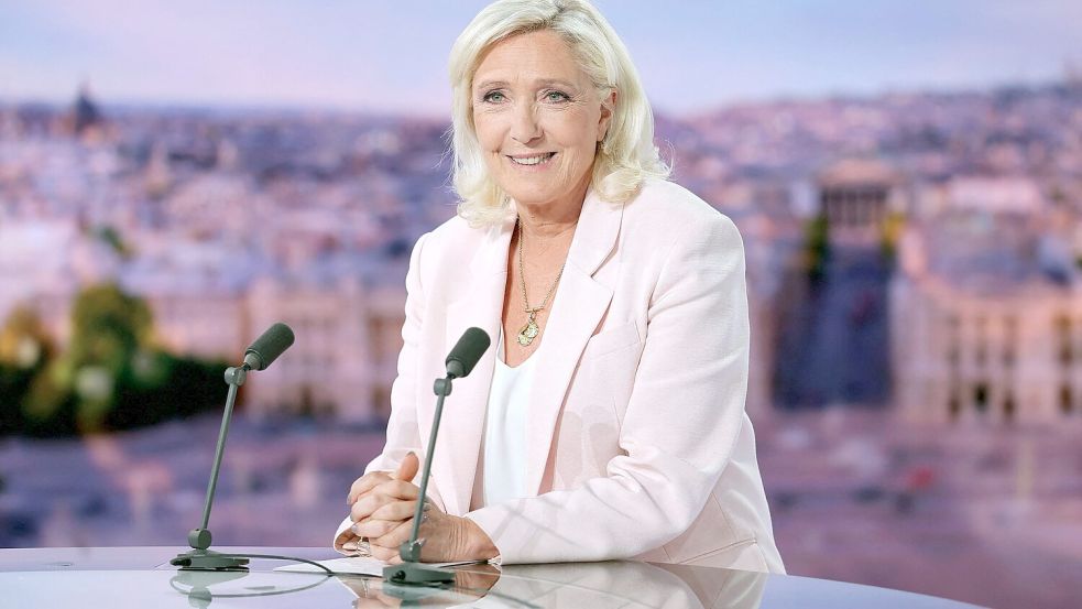 Die Chefin des rechten Rassemblement National (RN) hat zur Prime Time ihre Präsidentschaftskandidatur verkündet: Marine Le Pen wählte dafür den Tag, an dem ihr eine Fußfessel angelegt wird. Foto: Christian Hartmann / POOL / AFP