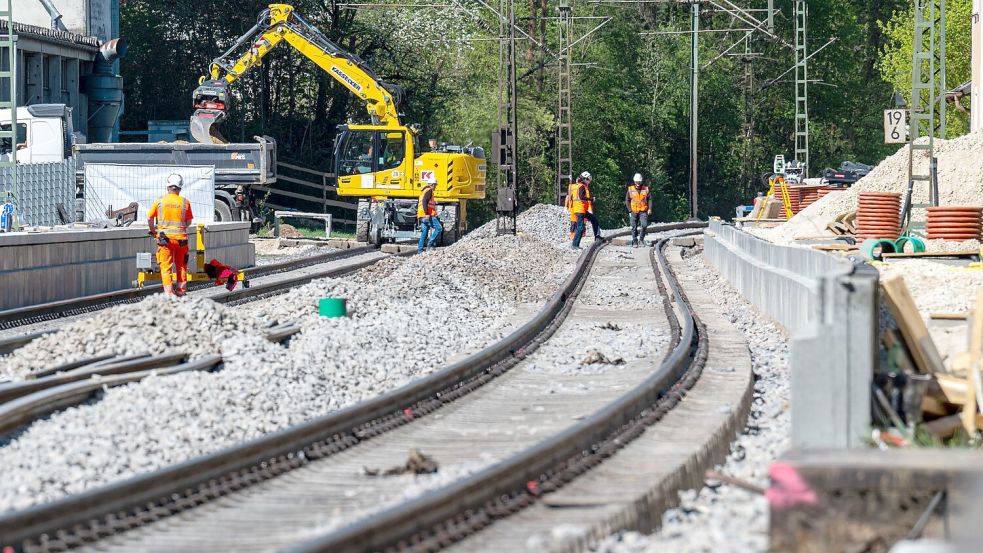 Die Strecke Nürnberg-Regensburg wird der Bahn zufolge wegen Verzögerungen bei der Sicherheitsüberprüfung der Stellwerkstechnik nicht wie geplant am Freitag in Betrieb genommen. (Archivbild) Foto: Armin Weigel