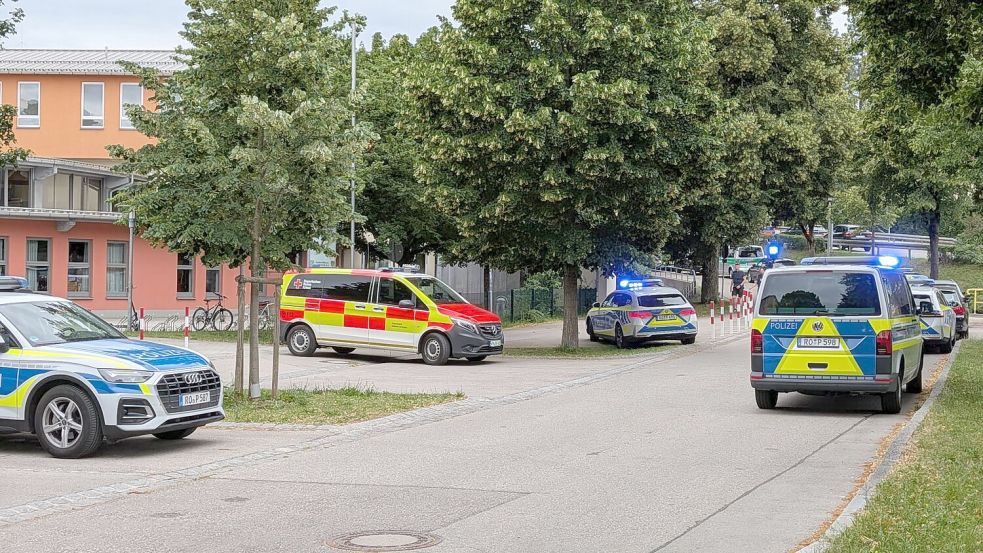Mehrere Streifen rückten am Mittwoch zu dem Gymnasium aus. Foto: Christoph Peters