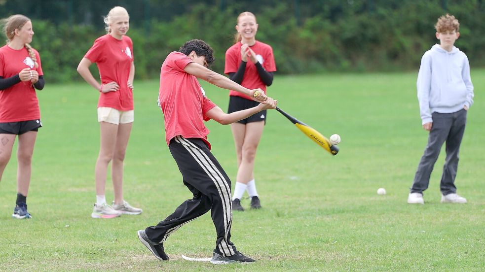Auf dem Mehrzweckgelände in Tannenhausen schlugen die Teilnehmer mit Schwung nach dem Ball. Foto: Wilfried Gronewold