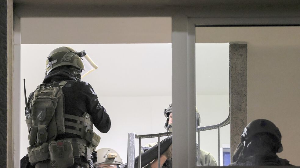Spezialkräfte haben am Dienstag einen Mann in einer Bremer Wohnung festgenommen. Er leistete dabei massiv Widerstand. Foto: Christoph Reichwein / dpa