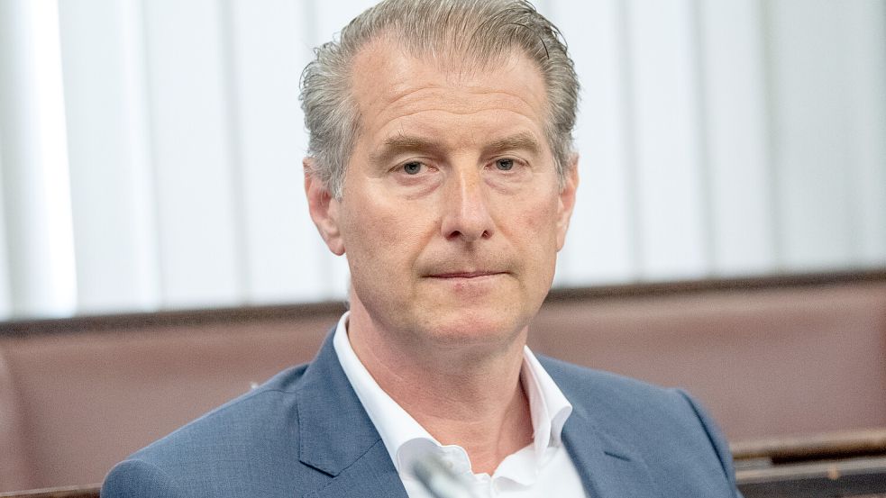 In der Anhörung durch die Anwälte im Block-Prozess behauptet Zeuge Jonathan G., dass er gegenüber dem Kindsvater der Block-Kinder, Stephan Hensel, keine Gewalt angewendet hätte. Foto: dpa/Daniel Bockwoldt
