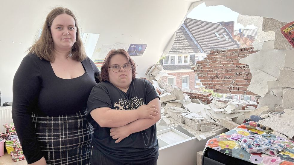 Alles ein Scherbenhaufen: Meike Grensemann (rechts) ist sauer. Ihre Schwester Tomke Erdmann steht ihr bei. Foto: Stephanie Schuurman