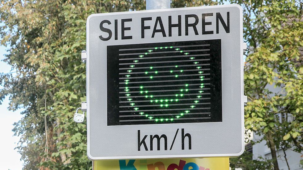 Eine Geschwindigkeitsanzeige, hier auf Auricher Stadtgebiet. Foto: Romuald Banik