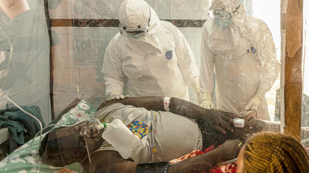 Eigentlich sollte in den von Ebola betroffenen Regionen nicht gestreikt werden - doch auch dort blieben Mitarbeiter des Gesundheitswesens der Arbeit fern. (Archivbild) Foto: Moses Sawasawa
